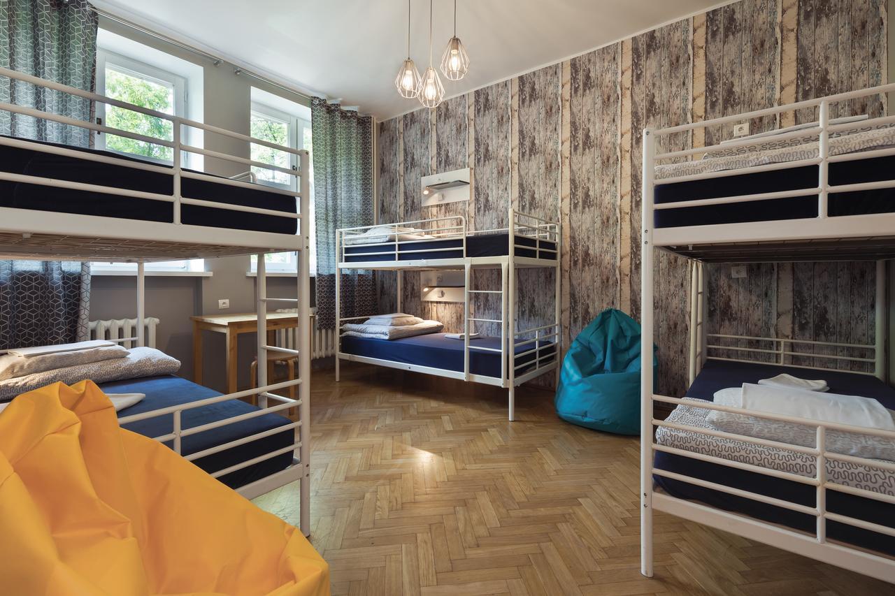 Cama en un dormitorio compartido de 6 camas con baño compartido